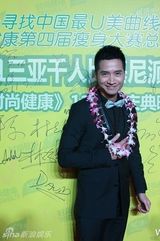 组图：何晟铭出席时尚活动 帅气优雅展绅士风度 