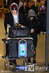 组图：文根英金汎(金范)公开恋情后首亮相牵手回国