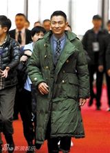 组图：刘德华军大衣走红 范冰冰赵本山都穿过