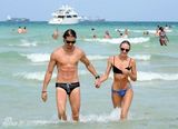 组图：超模坎蒂丝-斯瓦内普尔与男友海滩度假