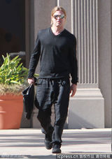 组图：朱莉术后皮特被狗仔围堵 眉头紧锁显沧桑