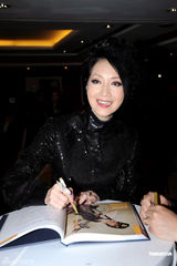 组图：赵雅芝银装亮相慈善晚宴 与老公秀恩爱