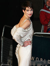 组图：安妮-海瑟薇大露背亮相首映 阿曼达性感秀乳沟