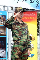 高清组图：赵仁成退役帅气依旧 行军礼告别军队