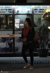 组图：徐峥与神秘女共进晚餐 忙讲电话无心道别