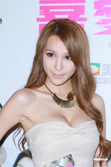 组图：《喜爱夜蒲2》频频庆功 连诗雅不担心被非礼