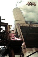 组图：叶璇性感秀事业线 刚柔并济演绎《钢魂》