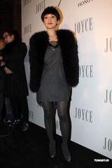 组图：周迅霍思燕出席品牌晚会 毛皮外套驱寒保暖