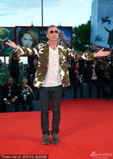 组图：弗朗西斯卡助阵《沙漠驼影》 美胸隐现