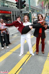 组图：复刻披头士演唱会香港举行 街头忙宣传