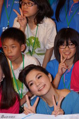 组图：Ella出席公益影像展 喜事将近洋溢幸福