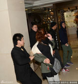 组图：陈冠希醉酒如厕 保镖对女粉丝动粗