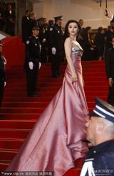 组图：范冰冰亮相红毯 粉色拖地长裙甜美高贵