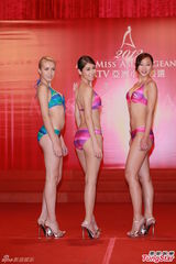 组图：候选亚姐泳装亮相 韩国选手压鼻否认整容