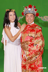 幻灯图：黎耀祥廖碧儿扮财神爱神拍新年宣传片