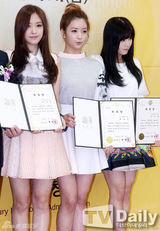 组图：韩团Apink任兵务厅宣传大使甜美行军礼