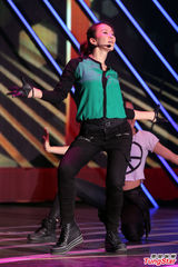 组图：李玟扭腰摆臀性感开唱冷落老公