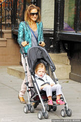 组图：杰西卡-帕克陪子女上学散步乐在其中