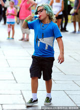 组图：史蒂芬妮携两潮仔游园 祖玛化身贪吃蜘蛛侠