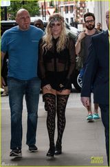 组图：钱婆kesha豪放开唱大劈叉狂开腿