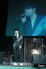 组图：光良演唱会台上庆生 被男歌迷示爱显尴尬