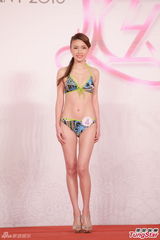 组图：亚姐佳丽泳装亮相 上围丰满玉腿毕露