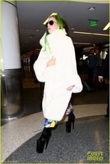 组图：GaGa海草绿发耀眼 白袍加身最炫冬日风