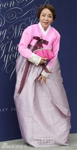 组图：申贤俊娶小12岁娇妻 玄彬张东健到场祝贺