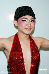 幻灯图：王祖蓝扮美女 重演郑中基阿SA记者会片段 