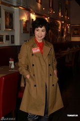 组图：邓萃雯乐做单身代言人 甘愿为另一半下厨