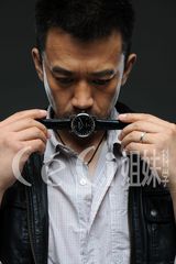 组图：王学兵杂志写真 演绎“活色生香”戏码