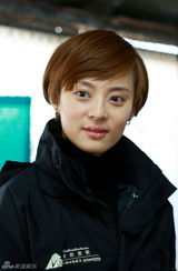 组图：孙俪探访取胆黑熊痛心落泪