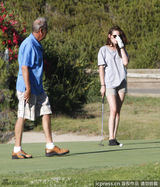 组图：斯图尔特大晒高尔夫球技 挥杆动作英气逼人