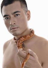 组图：陈龙登新年开年刊封面 展成熟儒雅