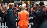 组图：Lady Gaga亮橘色OL裙遭粉丝簇拥