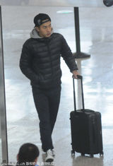 组图：刘恺威暂别杨幂忙工作 步履从容神色淡定