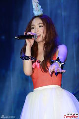 组图：Kimberly小蛮腰开唱 倪安东助阵气氛high