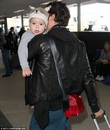 组图：米兰达豹纹透视装抢眼 奥兰多抱子显父爱