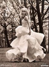 组图：斯威夫特复古大片 妆容冷艳性感露沟