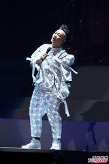 组图：陈奕迅台北火热开唱 台上大玩变装秀