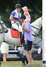 组图:威廉撇待产凯特打马球见别家小孩羡慕不已