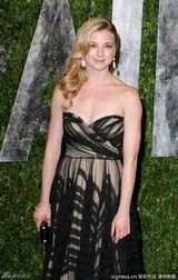 高清组图：艾米丽-万凯普薄纱礼服亮相秀美胸