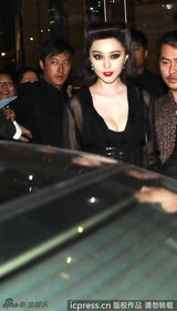 组图：范冰冰深V礼服亮相遭围堵