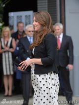 组图：凯特王妃波点裙孕态十足 与两位王子热聊