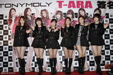 组图：韩女子团体T-ARA首度抵台 粉丝热情引恐慌