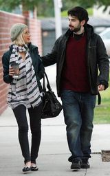 幻灯图集：克里斯蒂娜-阿奎莱拉挽手丈夫亲密逛洛城