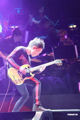 组图：黄贯中开唱未见朱茵 陈豪黄德斌助阵