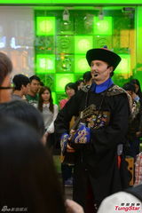 组图：林德信拍戏街头扮僵尸 吸引路人围观