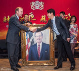 组图：黎明领杰出成就奖 前美国总统儿子赠油画