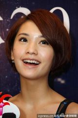 组图：杨丞琳化身蓝色妖姬 撩裙称嫁豪门没自信